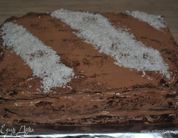 Перемазать остывшие коржи кремом. Украсить пожеланию.