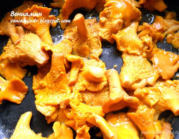 Лисички очистить от мусора (если их внешний вид оставляет желать лучшего - быстро промыть). Обжарить на сухой сковороде, 5-7 минут, после чего слить образовавшуюся жидкость.