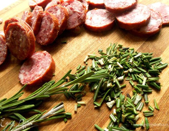 Подготовить колбасу и розмарин (пользуюсь идеей Дениса вот уже полгода:)).  