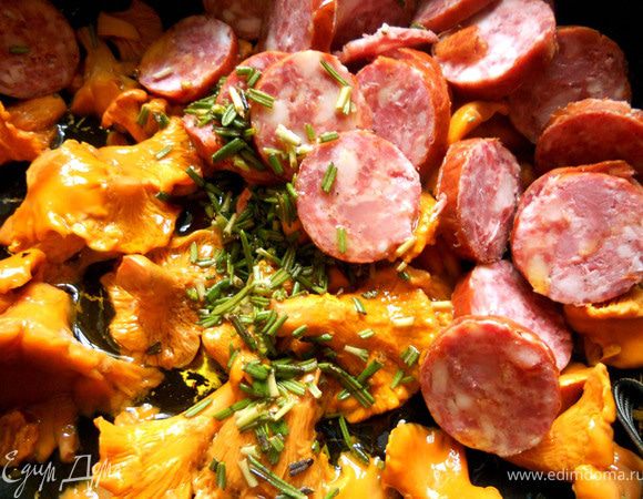 К лисичками добавить немного масла, колбасу и розмарин, готовить минут 5-7 - продукты должны хорошо пропитаться ароматами. Для соуса соединить йогурт (примерно 200 гр.), немного горчицы, лимонного сока, оливкового масла и соли, взбить в блендере, добавить 1-3 дольки чеснока (по вкусу) и еще раз пробить.