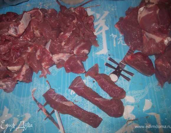 говядину помыть, просушить и нарезать тонкими кусочками, слегка отбить