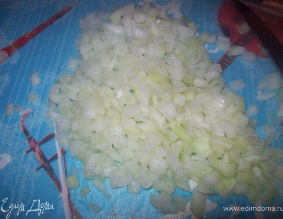 лук нарезать кубиком 