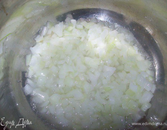 выдожить лук в кострюлю с толтым днои и обжарить до золотистого цвета