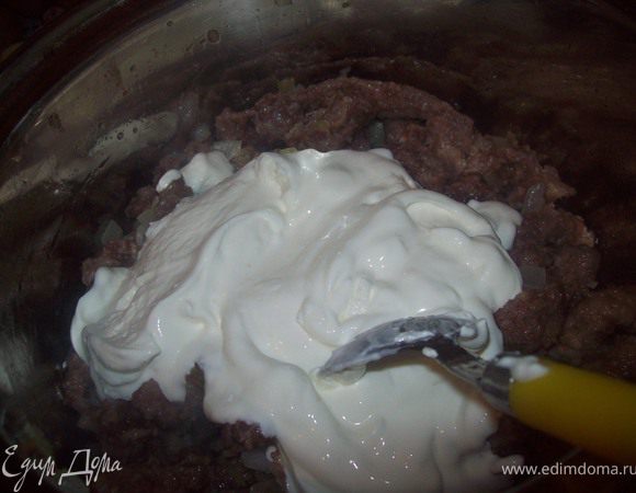 добавить сметану, все перемешать и тушить под закрытой крышкой 20-25 минут. (если мясо нарезано мелко то минут 10-15)