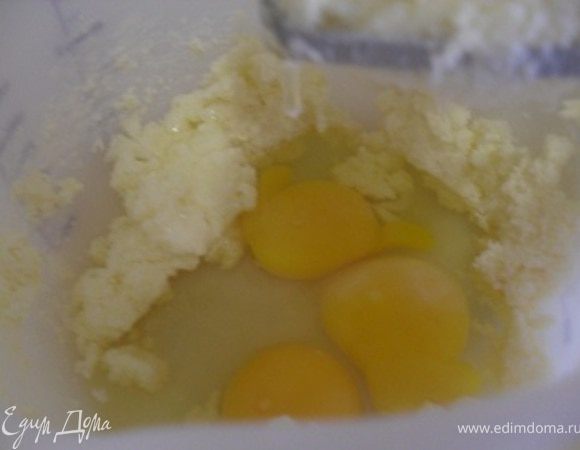 Маргарин взбить с сахаром, добавить яйца,соду, взбить.