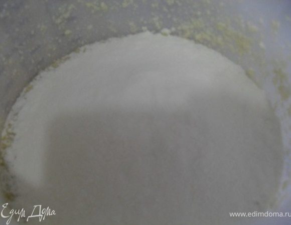 Просеять муку, взбить до гладкости.