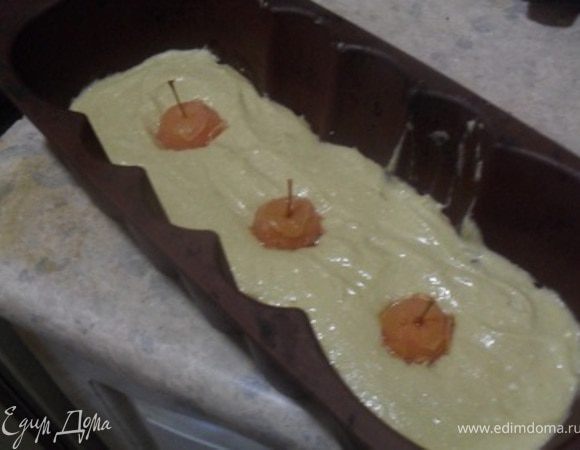 Выложить тесто в смазанную маслом форму.Выпекать при 200*С около 15 минут.