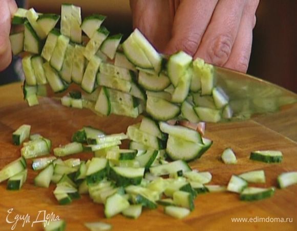 Огурец нарезать маленькими кубиками.