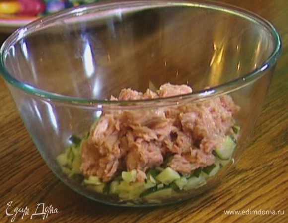 Тунец размять вилкой.