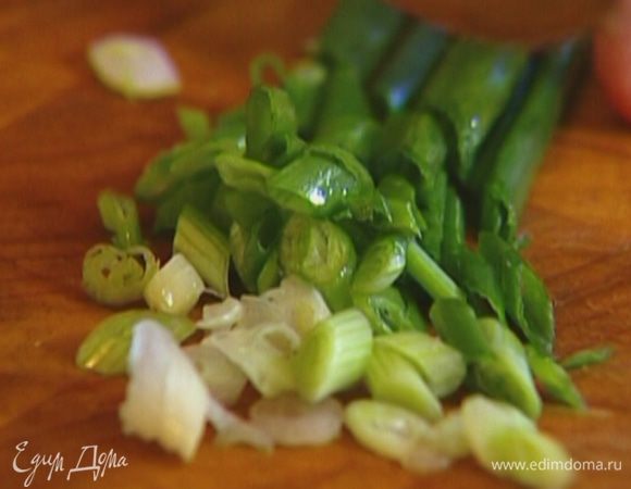 Укроп и лук мелко порубить.