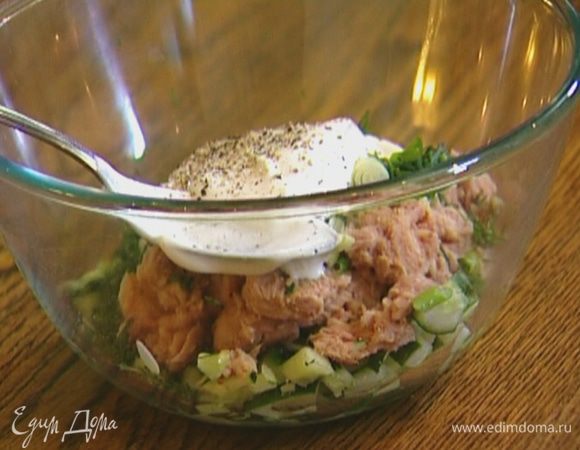 Соединить огурец с тунцом, добавить сметану, укроп, лук, посолить, поперчить и перемешать.