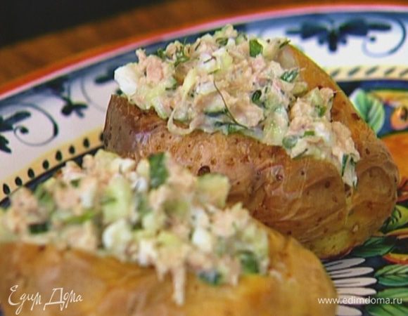 Картофель надрезать сверху, вынуть немного мякоти и начинить тунцовой заправкой.