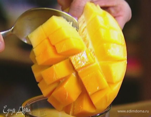 Вырезать мякоть у манго и измельчить погружным блендером в пюре.