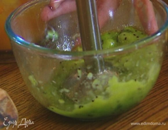 Мякоть киви вырезать и взбить блендером в другой посуде.