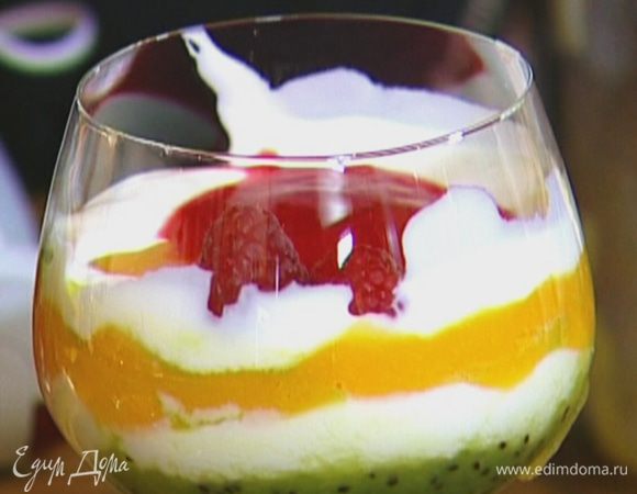 На дно прозрачного бокала выложить пюре из киви, затем слой йогурта, стараясь, чтобы слои не смешивались, затем пюре из манго, опять йогурт и слой малинового пюре.