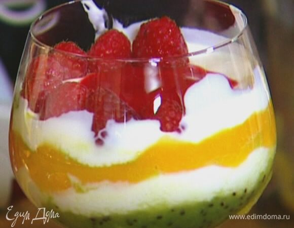 Украсить ягодами малины.