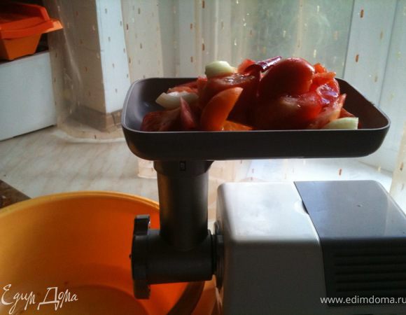 Перекрутить все овощи в мясорубке.