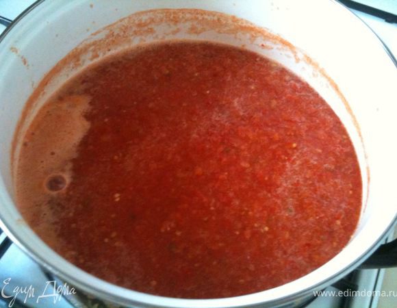 В полученную массу добавить соль и сахар. Поставить на огонь и варить на маленьком огне 2 часа.