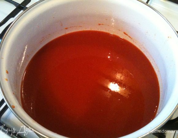 Полученное однородное пюре уварить на медленном огне (примерно 20-25 минут) до густого состояния. Разлить по стерилизованным банкам и закатать.
Приятного аппетита!