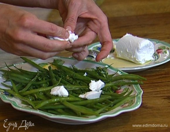 Козий сыр раскрошить руками. Перемешать фасоль с мятной заправкой, сверху разложить кусочки козьего сыра.	