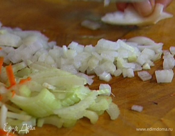 Сельдерей нарезать тонкими кружками.