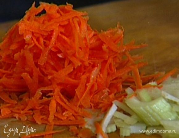 Морковь почистить и натереть на крупной терке.