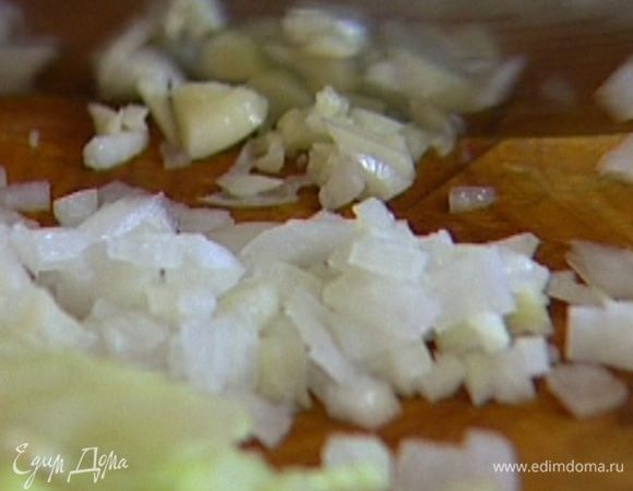 Лук почистить и мелко порубить.