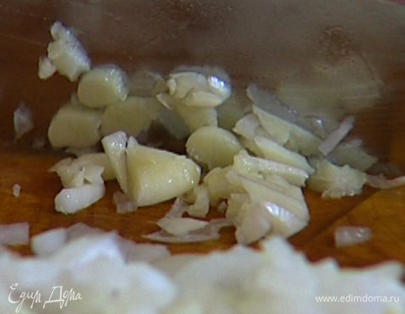 Чеснок почистить, раздавить плоской стороной ножа, а затем мелко нарезать.