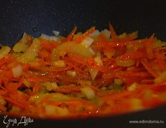 Разогреть в тяжелой глубокой сковороде 2 ст. ложки оливкового масла, выложить морковь, сельдерей, лук и чеснок, немного посолить и обжаривать, пока  лук и сельдерей не станут прозрачными.