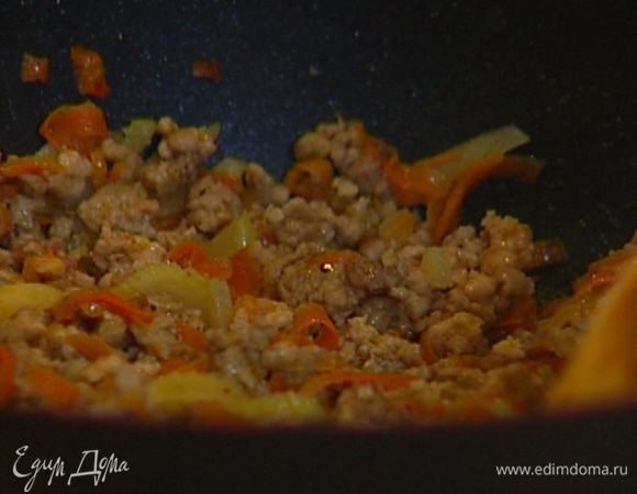 Мясо пропустить через мясорубку, выложить в сковороду к овощам, поперчить и обжаривать 7−10 минут, постоянно перемешивая фарш, чтобы не слипался.