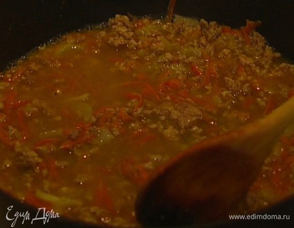 Обжаренный фарш посолить, влить вино и тушить, не накрывая крышкой, 12−15 минут, пока вино не выпарится, а соус не загустеет.