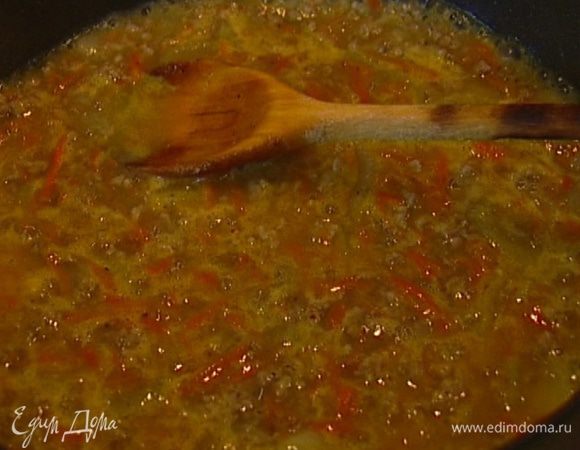 Влить в мясной соус овощной бульон, перемешать.