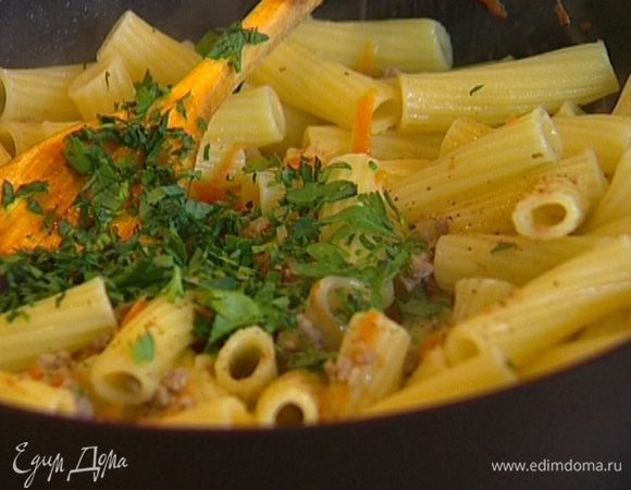 Добавить к макаронам петрушку и мускатный орех, перемешать и снять с огня.