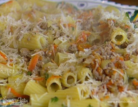 Выложить макароны на тарелку, посыпать пармезаном, сбрызнуть оливковым маслом.