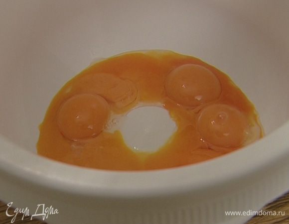 Яйца и 100 г сахара взбить в комбайне в пышную массу.