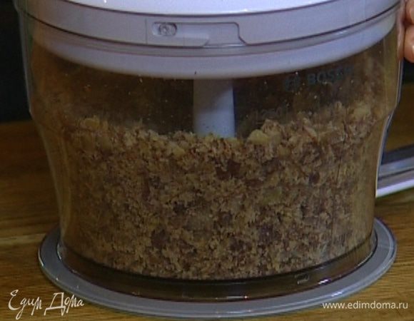 Измельчить 500 г каштанов в блендере, так чтобы остались небольшие кусочки.