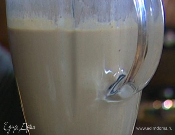 Выложить измельченные каштаны в небольшую кастрюлю, залить молоком, довести до кипения и варить на медленном огне минут 10−15, а затем измельчить все в блендере в гладкое пюре.