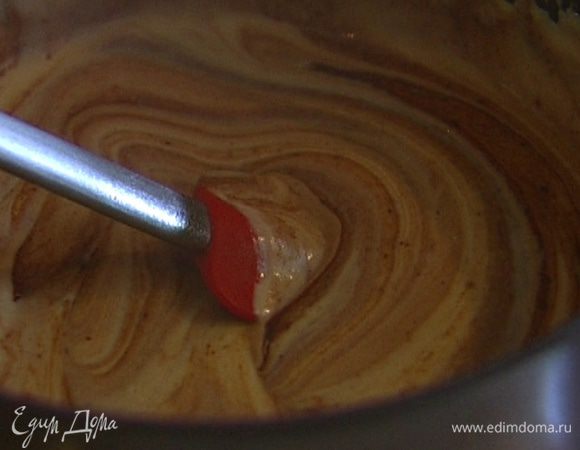 Приготовить тесто: соединить каштановое пюре с шоколадной массой, добавить натертую цедру, крахмал и измельченный миндаль, перемешать.