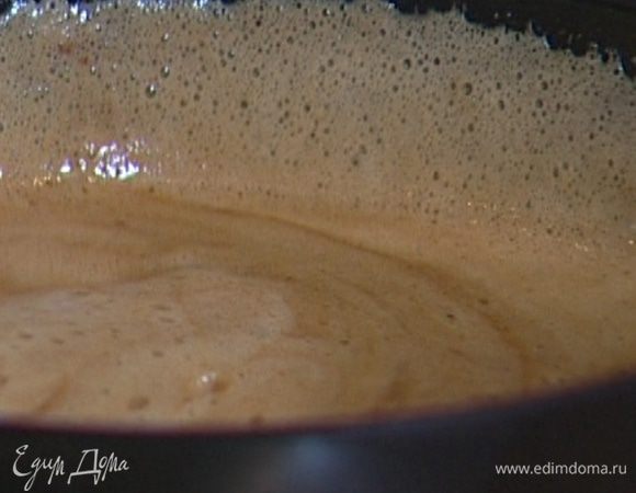 Ввести взбитые яйца с сахаром и все вымешать.