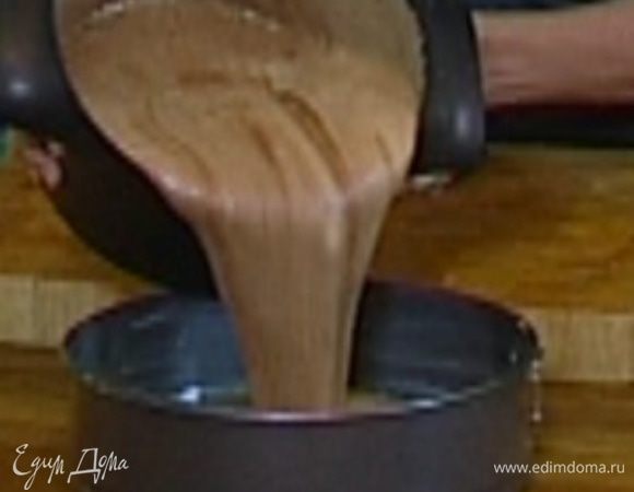 Разъемную форму для выпечки смазать оставшимся сливочным маслом, вылить в нее тесто и поместить в разогретую духовку на 40 минут.