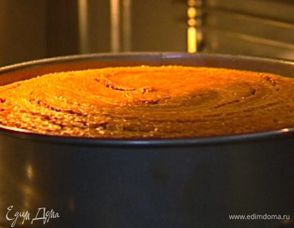Проверить готовность пирога, проткнув его зубочисткой: она должна остаться сухой. Пирог остудить в форме.