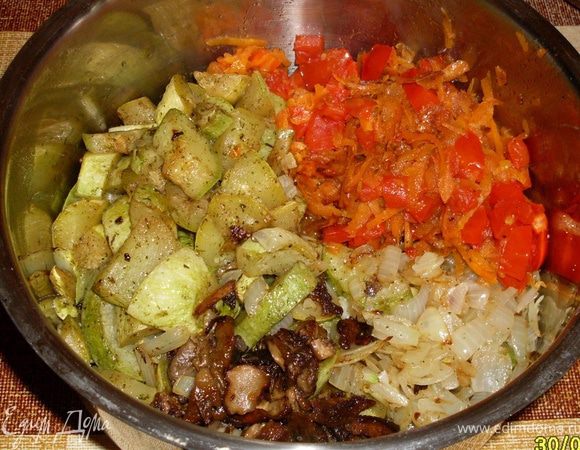 Кабачки режем кусочками, лук мелко, грибы – дольками, морковь- на терке, помидоры - кубиками.
Обжариваем (тушим) все по отдельности до готовности на масле. Каждую порцию овощей солим, перчим и присыпаем травками по своему вкусу и усмотрению ( у меня укроп, петрушка, базилик и орегано). 
