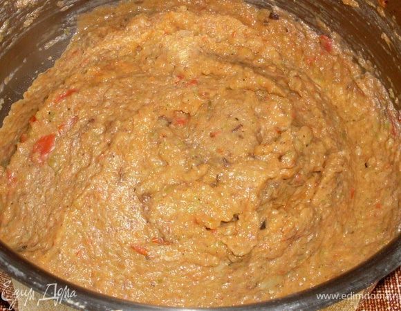 Измельчаем все овощи вместе блендером, добавляем  совсем чуть-чуть оливкового масла, взбиваем массу ложкой. Выдавливаем  зубчик чеснока. Перемешиваем, все – готово.
Можно поджарить хлебушек, и попробуйте дождаться, когда остынет. 

