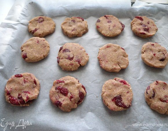 Сформировать печенье около 6 см в диаметре и 1.5 см в толщину. 