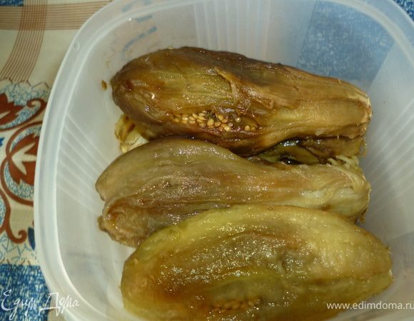 С остывших баклажан снимаем кожицу и складываем их по несколько штук в пакетики или контейнеры для заморозки и отправляем в морозильную камеру.А потом зимой достаете нужное вам количество и готовите икру,соте или добавляете в начинку.Приятного аппетита!