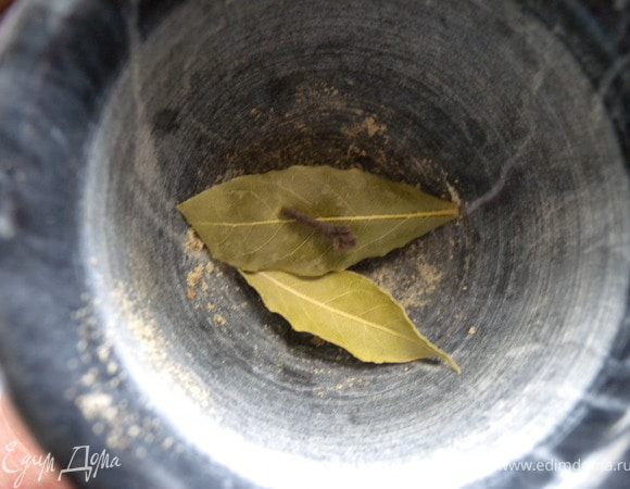 3. В ступке растереть лавровый лист с гвоздикой. 