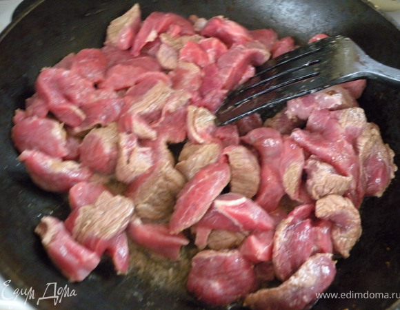 6. Добавить порезанное мясо и обжарить на большом огне несколько минут. 