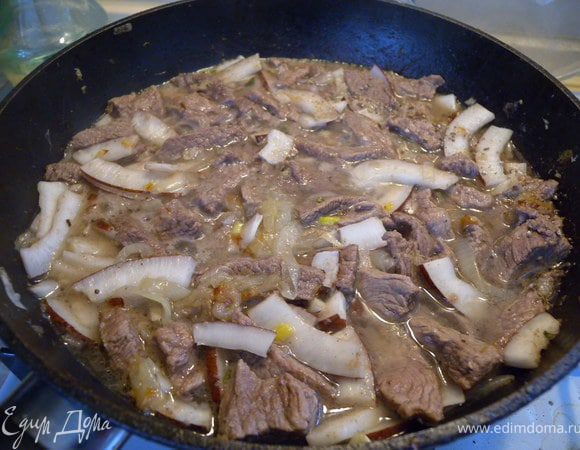 7. Залить горячей водой и тушить до готовности под закрытой крышкой. В конце посолить. 