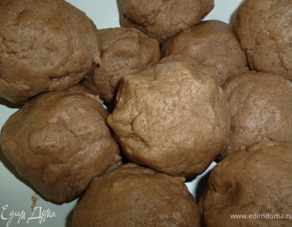 Тесто делим на 9частей и скатываем шарики.Заворачиваем в пленку и отправляем в морозилку на 1час.