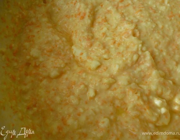 Готовим начинку:
К творогу добавить сахар,яйцо,сметану,кокосовую стружку,цедру и сок половинки небольшого лимона,хорошо все перемешать и отправить в холодильник.
С бананов снять кожуру и нарезать не очень тонкими кружочками(чтобы они не расползлись во время выпекания и чувствовалось их присутствие в пироге)